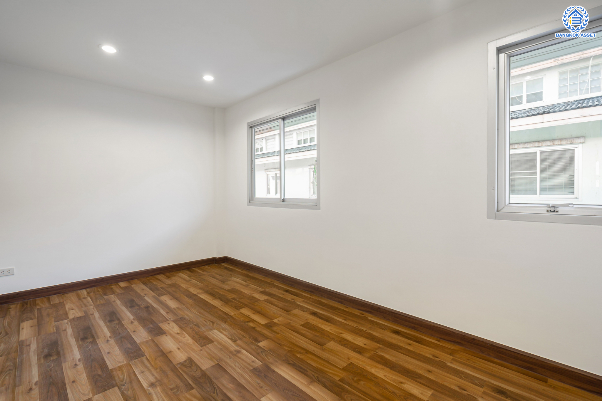 บ้านมือสองตกแต่งใหม่ ม.บ้านริมสวน ดอนเมือง เนื้อที่ 17.6 ตร.ว. ฟังก์ชันจัดเต็ม 3 ห้องนอน 3 ห้องน้ำ จอดรถได้ 2 คัน มีความเป็นส่วนตัว เดินทางเข้าสู่ใจกลางเมืองได้อย่างสะดวกสบาย ใกล้สนามบินดอนเมือง และทางด่วนศรีสมาน